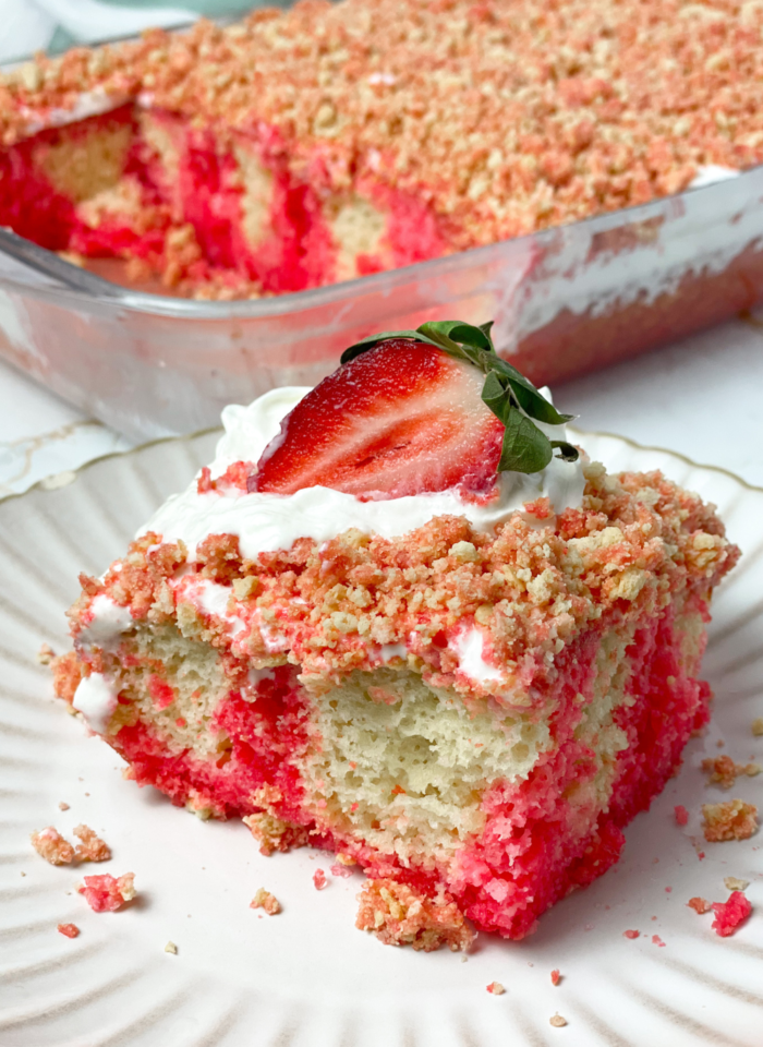 strawberry crunch poke cake